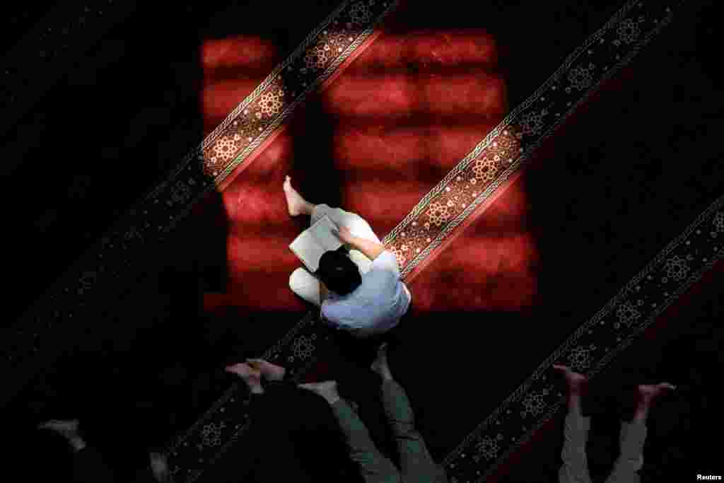 Musulmi a Masallacin Jakarta, Indonesia, yana karanta Al'Kur'ani &nbsp;May 8, 2019. REUTERS/Willy Kurniawan