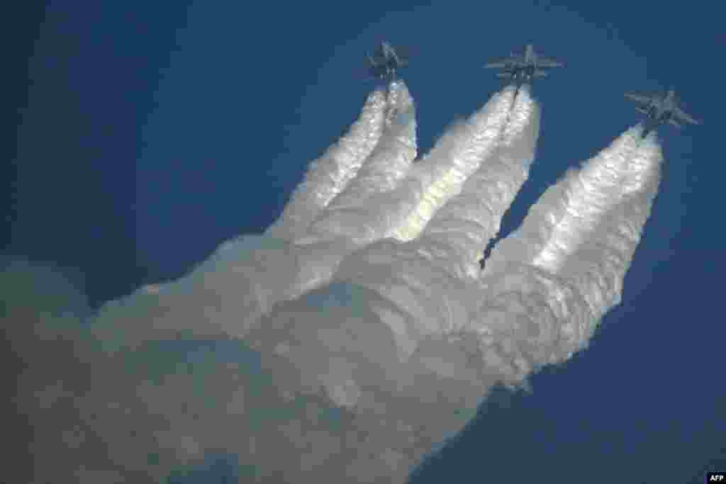 نمایش نیروهای هوایی هند با جت&zwnj;های جنگی سوخوی-۳۰ روسی در شهر بنگلورو