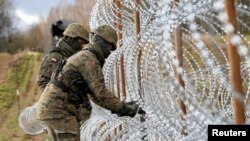 На архівному фото – огорожа з колючого дроту на кордоні з російським ексклавом Калінінград у Польщі, 3 листопада 2022 р. У 2023 році Польща заявила намір збудувати електронне загородження на кордоні з Калінінградщиною. Arkadiusz Stankiewicz/Agencja Wyborcza.pl via REUTERS