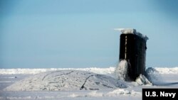 美国海军一艘潜艇2016年3月15日在北极参与演习 （美国海军照片) 