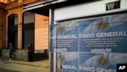 Afiches llamando a la huelga afuera de la Estación Constitución en Buenos Aires, Argentina, el jueves 9 de mayo de 2024.