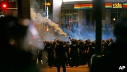 La police usant de gaz lacrymogènes contre les manifestants, Charlotte, Caroline du Nord, le 21 septembre 2016. 