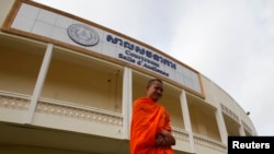 រូបឯកសារ៖ ព្រះសង្ឃ​មួយ​អង្គ និមន្ត​នៅ​មុខ​បន្ទប់​សវនាការ​នៅ​អង្គ​ជំនុំ​ជម្រះ​វិសាមញ្ញ​ក្នុង​តុលាការ​កម្ពុជា នៅ​ជាយ​រាជធានី​ភ្នំពេញ កាលពី​ថ្ងៃទី១៦ ខែតុលា ឆ្នាំ២០១៣។