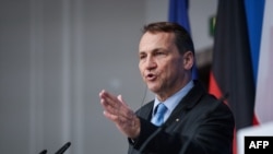 Міністр закордонних справ Польщі Радослав Сікорський на пресконференції у Німеччині 22 травня 2024 року. (Photo by Ronny HARTMANN/AFP)