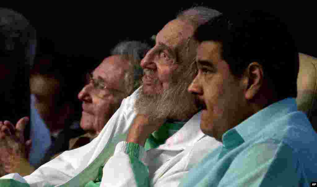 El líder cubano Fidel Castro asiste a una gala para su cumpleaños número 90, el 13 de agosto de 2016, está acompañado por el presidente de Cuba, Raúl Castro, y el presidente de Venezuela, Nicolás Maduro, en el teatro "Karl Marx" de La Habana, Cuba.