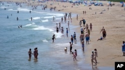 Las aguas del Océano Atlántico atraen a los bañistas a la playa de Old Orchard, en Maine, EEUU, el 18 de junio de 2024, bajo una ola de calor que se mueve hacia la región.