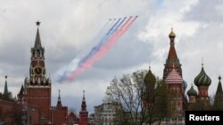 ARHIVA - Ruski avioni nadleću Moskvu (Foto: Reuters/Marina Lystseva)