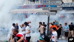 La police française disperse les supporters anglais à coup de gaz lacrymogène à Marseille, France, 10 juin, 2016.