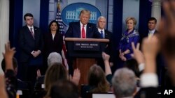 Predsednik SAD Donald Tramp na današnjoj konferenciji za novinare u Beloj kući (Foto: AP/Evan Vucci) 