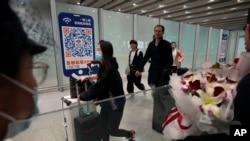 旅客走出北京首都國際機場國際抵達大廳。 (2023年3月14日)