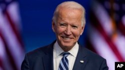 លោក Joe Biden ប្រធានាធិបតីជាប់ឆ្នោត ញញឹមពេលលោកស្តាប់សំណួររបស់អ្នកសារព័ត៌មាន នៅទីក្រុង Wilmington រដ្ឋ Delaware កាលពីថ្ងៃទី១០ ខែវិច្ឆិកា ឆ្នាំ២០២០។