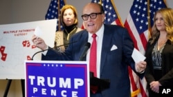 El exalcalde de Nueva York Rudy Giuliani, abogado del presidente Donald Trump, habla durante una conferencia de prensa en la sede del Comité Nacional Republicano, el 19 de noviembre de 2020, en Washington.