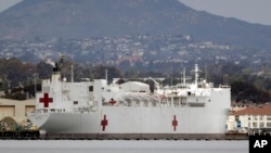 美国海军医疗船“仁慈号”停泊在加州圣迭戈海军基地(2020年3月18日)
