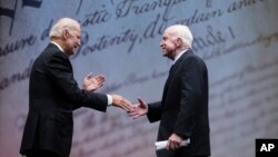 Sobiq vitse-prezident Jo Bayden (chapda) senator Jon Makkeynga "Ozodlik" medalini topshirmoqda, 16-oktabr, 2017-yil.