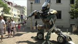 Gigantescos robots invitan a reciclar