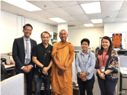 Warangkana Chomchuen, segunda desde la derecha, con el equipo tailandés de la VOA. (VOA tailandés)