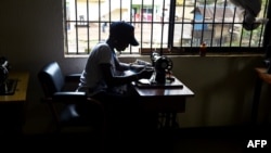 រូបឯកសារ៖ ជន​រងគ្រោះ​នៃ​អំពើ​ជួញ​ដូរ​ម​នុស្ស​នៅ​ប្រទេស​លីប៊ី កំពុង​ដេរ​សម្លៀក​បំពាក់​នៅ​តំបន់ Benin រដ្ឋ Edo ប្រទេស​នីហ្សេរីយ៉ា កាល​ពី​ឆ្នាំ ២០១៦។