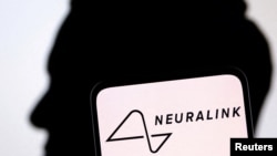 แฟ้มภาพ: โลโก้บริษัทสตาร์ทอัพด้านชิปสมอง นูรัลลิงค์ (Neuralink) และภาพเงาของ อิลอน มัสก์ มหาเศรษฐีเจ้าของบริษัท เมื่อ 19 ธ.ค. 2022 (รอยเตอร์)