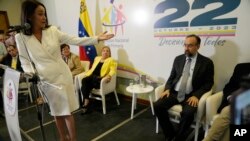 La candidata ganadora de la primaria presidencial opositora, María Corina Machado, se dirige al presidente de la Comisión que organizó la votación, Jesús María Casal. El TSJ anuló este lunes todo ese proceso electoral, celebrado el pasado 22 de octubre.