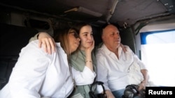 獲釋的以色列人質阿甘·伯格和她的父母在獲釋後被送往醫院.