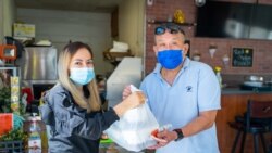 นัทธมน ลี้ประเสริฐศิลป์ เจ้าของร้านอาหาร Red Chicken (ซ้าย) แมนรัตน์ จิวะพงษ์ (ขวา)