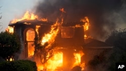 Kuća gori u šumskom požaru u Kamarilu, Kalifornija, , 6. novembra 2024,