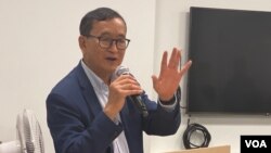 រូបឯកសារ៖ លោក សម រង្ស៊ី ប្រធាន​ស្តីទី​អតីត​គណបក្សសង្គ្រោះជាតិ ក្នុង​វេទិកា​សាធារណ:ជួបជាមួយ​អ្នកគាំទ្រ នៅ​ក្នុង​​​បណ្ណាល័យ​ Tyson Pimmit Regional Library នៅ​​ក្នុង​ទីក្រុង​ Falls Church រដ្ឋ Virginia កាល​ពីថ្ងៃ​ទី២៣ ខែកញ្ញា ឆ្នាំ ២០២១។ (សឿន វឌ្ឍនា/វីអូអេ)