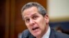 ARCHIVO - El vicepresidente de la Reserva Federalo para supervisión Michael Barr declara ante la Comisión de Servicios Financieros de la Cámara de Representantes, Washington, en marzo de 2023.