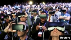 មនុស្ស​ម្នា​ពាក់​ឧបករណ៍ Samsung Gear VR នៅ​ពេល​ពួកគេ​ចូលរួម​កម្មវិធី​សម្ភោធ​ទូរស័ព្ទ Samsung S7 និង S7 edge ថ្មី​របស់​ក្រុមហ៊ុន Samsung នៅ​ក្នុង​ពិធី​តាំង​ពិព័រណ៍​ទូរស័ព្ទ​ដៃ​ពិភពលោក​នៅ​ក្នុង​ក្រុង Barcelona ប្រទេស​អេស្ប៉ាញ កាលពី​ថ្ងៃទី២១ ខែកុម្ភៈ ឆ្នាំ២០១៦។