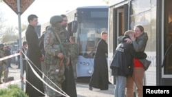 Raia waliohamishwa kutoka mji wa Mariupol wawasili kwenye kituo cha malazi cha muda katika mji wa Bizimenne, May 1, 2022. Picha ya Reuters.