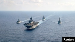 參加「鐵拳24」的美國海軍兩棲攻擊艦「美利堅號」(USS America)(中)2020年4月18日與澳洲大型護衛艦帕拉馬塔號(HMAS Parramatta)，邦克山號航空母艦(USS Bunker Hill)和巴里號驅逐艦(USS Barry DDG-52)在南中國海海域舉行演習。