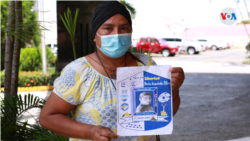 Rosa Membreño muestra una foto de su sobrino Nixon José Membreño, quien alega que fue arrestado por razones políticas. Foto de Houston Castillo, VOA.