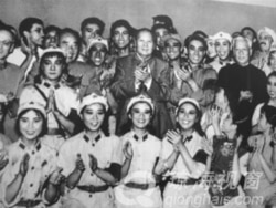 1964年10月8日，毛泽东、刘少奇等中国领导人观看《红色娘子军》，并与演员合影。后来的文革中，有大字报批判主要演员白淑湘说，毛主席和刘少奇接见演员时，别人喊毛主席万岁，而白淑湘喊刘主席万岁