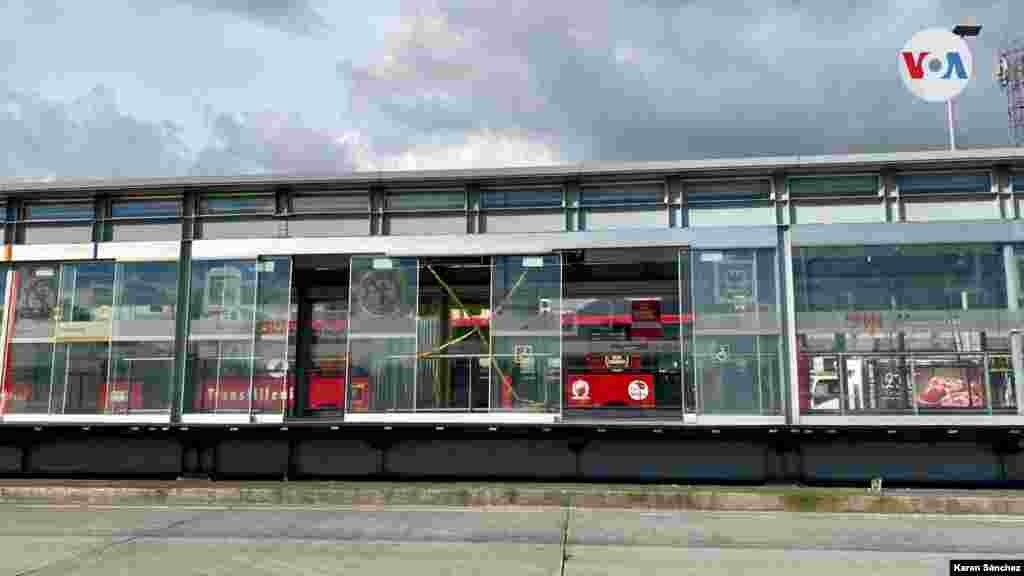 Algunas estaciones del servicio de transporte público de Bogotá se encuentran cerradas por afectaciones en sus instalaciones durante el paro. El reporte del viernes indica 51 estaciones y 878 buses vandalizados. [Foto Karen Sánchez/VOA].