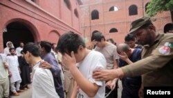 ایف آئی اے کے اعداد و شمار کے مطابق انسانی اسمگلنگ کے جرم میں مطلوب افراد کی 'ریڈ بک' میں شامل 43 اسمگلرز کا تعلق پنجاب سے ہے۔ (فائل فوٹو)