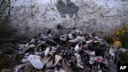 کتنے ہی غیرقانونی تارکین وطن چوری چھپے یورپ جانے کی کوشش میں گہرے سمندروں میں ڈوب کر ہلاک ہو جاتے ہیں اور بس کچھ نشانیاں باقی رہ جاتی ہیں۔