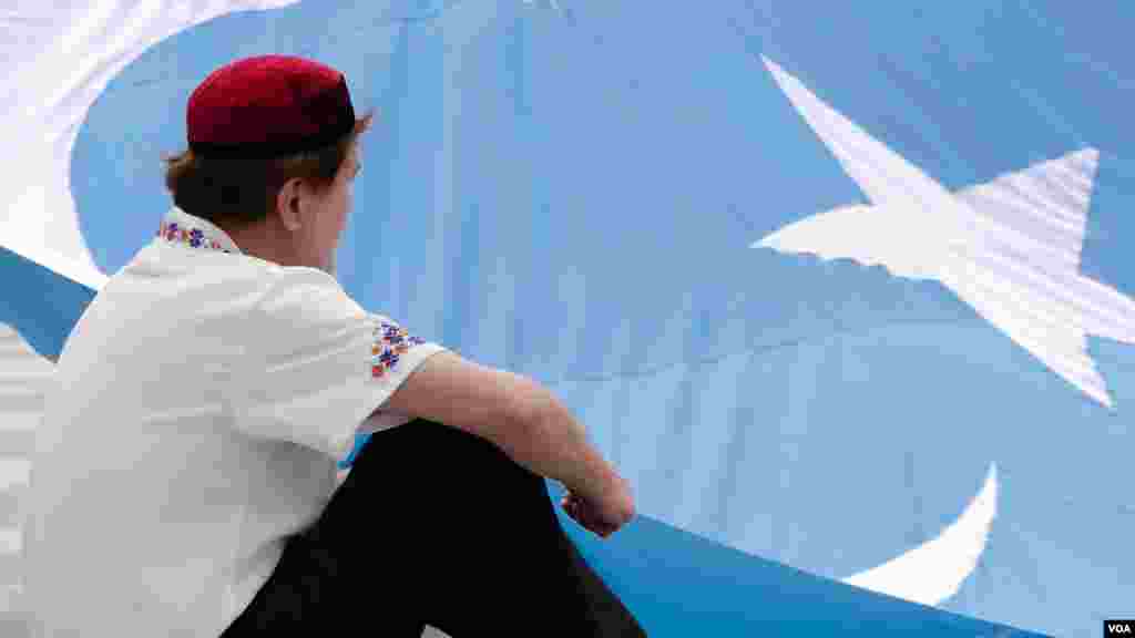 Vashingtonda Uyg'ur madaniy festivali. Tadbirdan so'ng jamoa Xitoy elchixonasi qarshisida norozilik namoyishi o'tkazdi, Vashington, 3-avgust, 2014-yil. Odil Ruzaliev surati