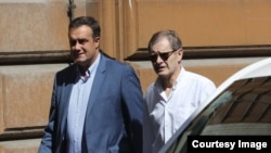 Asim Sarajlić s braniocem. Foto: BIRN BiH