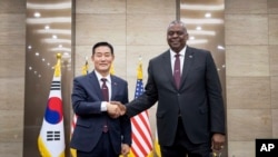 El secretario de Defensa de EEUU, Lloyd Austin (der) estrecha la mano de su homólogo surcoreano Shin Won-sik, en Seúl, Corea del Sur, el 13 de noviembre de 2023.