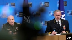 El jefe del Comité Militar de la OTAN, el almirante Rob Bauer (derecha), y el Comandante Supremo Aliado en Europa, el general Christopher Cavoli, captados durante conferencia de prensa en la sede de la OTAN en Bruselas, el jueves 18 de enero de 2024.