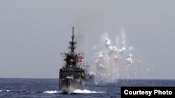 2019年5月22日台灣海空聯合操演，海軍艦船模擬導彈來襲，發射干擾彈，產生大面積干擾雲。