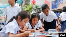 រូបឯកសារ៖ សិស្សានុសិស្ស​ ចូលរួមកម្មវិធីអានសៀវភៅ និងសកម្មភាពកំសាន្តផ្សេងៗ ក្នុងទិវាអំណានជាតិលើកទី២ នៅវិទ្យាស្ថានជាតិអប់រំ​ នាថ្ងៃទី ១១ ខែមិនា ឆ្នាំ ២០១៧​។ (ខាន់ សុគុំមនោ/VOA)