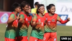 সাফ চাম্পিয়নশীপ বিজয়ী বাংলাদেশী নারী দল।