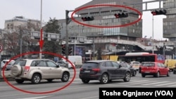 При полчасовен тест на крстосница во Скопје, најмалку шест возила поминаа на црвено светло, февруари 2025 година