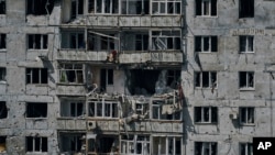 Uništene zgrade u Bahmutu (Foto: AP/Libkos)