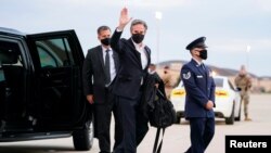 El secretario de Estado de EE. UU., Antony Blinken, a punto de tomar un vuelo a París, Francia, el 4 de ocrubre de 2021 en la Base Andrews de la Fuerza Aérea en Maryland.