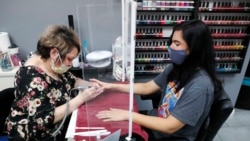 U salonima za manikir i pedikir u Teksasu, postavljene su pregrade između mušterija i radnika.