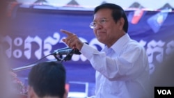 រូប​ឯកសារ៖ លោក កឹម សុខា ជួបជុំជាមួយ​នឹង​សកម្មជន​និង​អ្នកគាំទ្រ​គណបក្សសង្រ្គោះ​ជាតិ កាល​ពីថ្ងៃទី០៦ ខែំមីនា ឆ្នាំ២០១៦ នៅខណ្ឌពោធិ័សែនជ័យ ភាគខាងលិច​ក្រុងភ្នំពេញ។ (អូន ឆេងប៉រ/VOA)