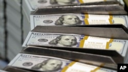 แฟ้ม - ปึกธนบัตร 100 ดอลลาร์ที่โรงกษาปณ์สหรัฐฯ ในเท็กซัส 24 ก.ย. 2013 (AP Photo/LM Otero, File)