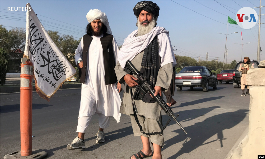 Combatientes talibanes frente al Ministerio del Interior en Kabul.